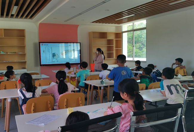 紅色教育課上學習雞毛信