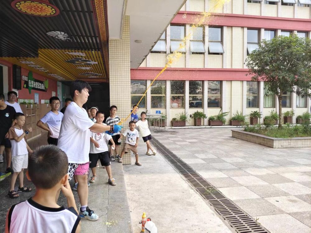 “科普筑夢彝鄉，青春共繪團結” ——“青芒·少年”彝鄉暑期化學科普實踐團赴馬邊實踐紀實