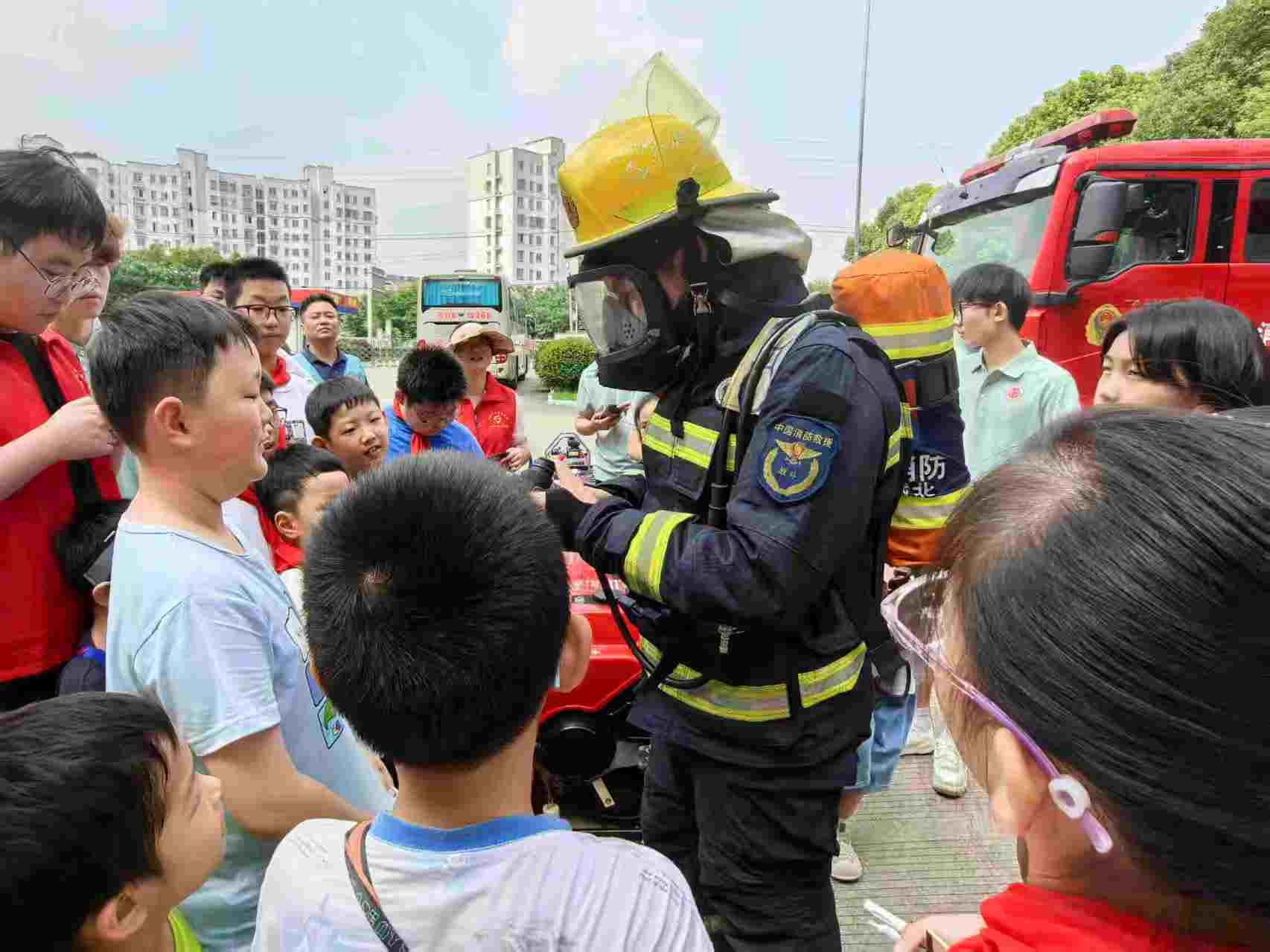 “火焰藍”守護安全，“中國紅”滋養童心-常州大學學子溧陽支教行