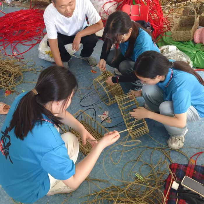 巢院學子三下鄉：柳編工坊學藝 尋常巷陌遇匠心