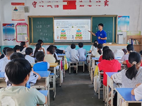 深入基層系童心，情系鄉(xiāng)村奉青春