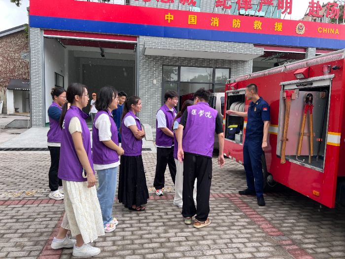南通大學“新絲路健康行”健康服務團參觀濠河消防站
