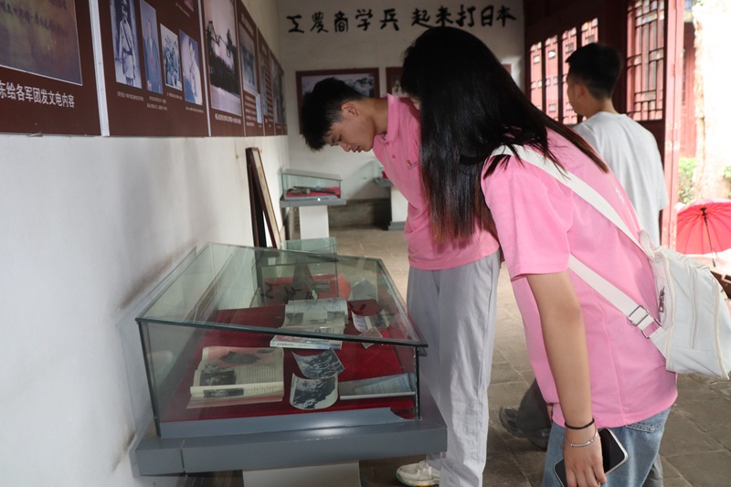 陜西工職大 “三下鄉(xiāng)” 實(shí)踐隊(duì)走進(jìn)白石紅軍八路軍紀(jì)念館 傳承紅色基因