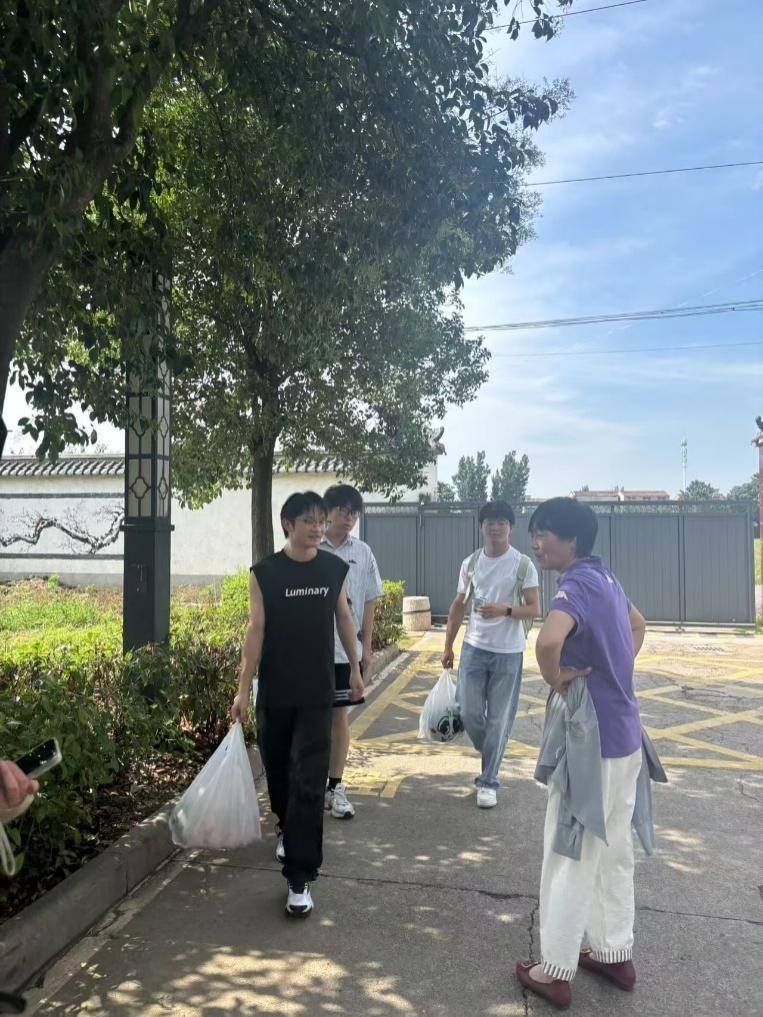 烈山夏日里的溫暖邂逅：淮北師大“銀鈴暖陽”志愿服務隊與蔣疃敬老院的 “青春對話”