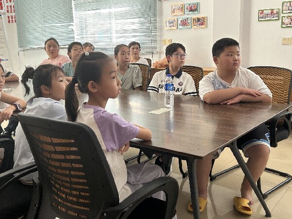 鄉音繞梁傳古韻，親情滿屋話家常