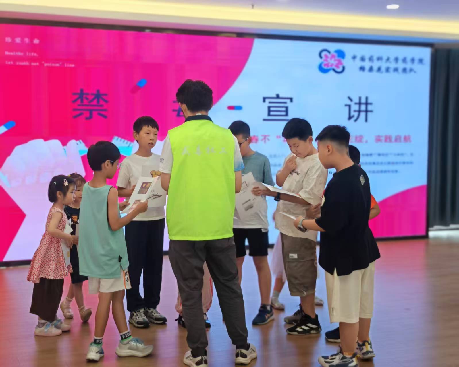 格桑花開,無毒未來——中國藥科大學“格桑花”實踐團隊三線并進筑禁毒長城