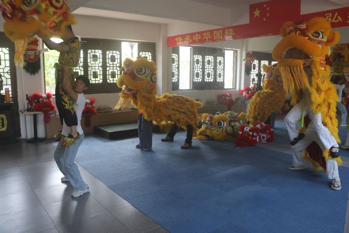 重慶工商職業學院學子探秘非遺瑞獸金獅 賦能鄉村文化振興