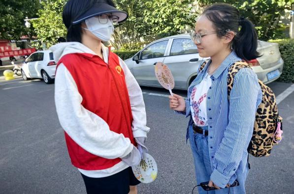 “弘藥致精 岐黃薪傳”江蘇海洋大學藥學院中醫藥志愿宣講團分發宣傳扇活動