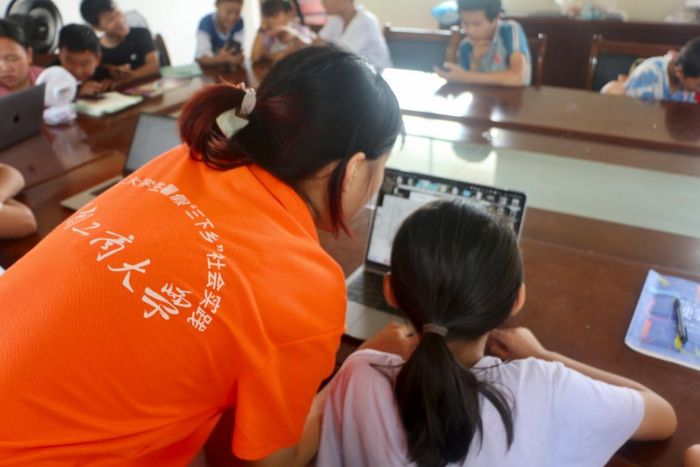 AI光影照童心 科技薪火傳鄉(xiāng)野 ——“望山”青禾服務(wù)隊開展“AI光影·時空擺渡”科技實踐活動