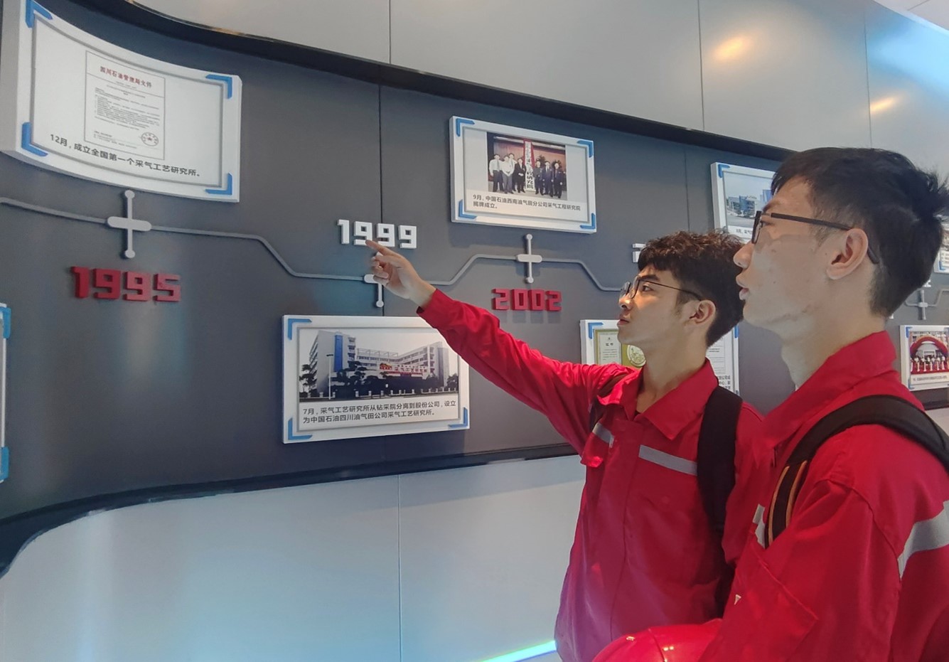 "親臨現場：揭開石油的神秘面紗——油海智航實踐隊的探索之旅"