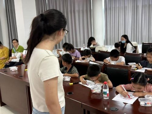 螢火映照英雄史，稚手共筑和平夢