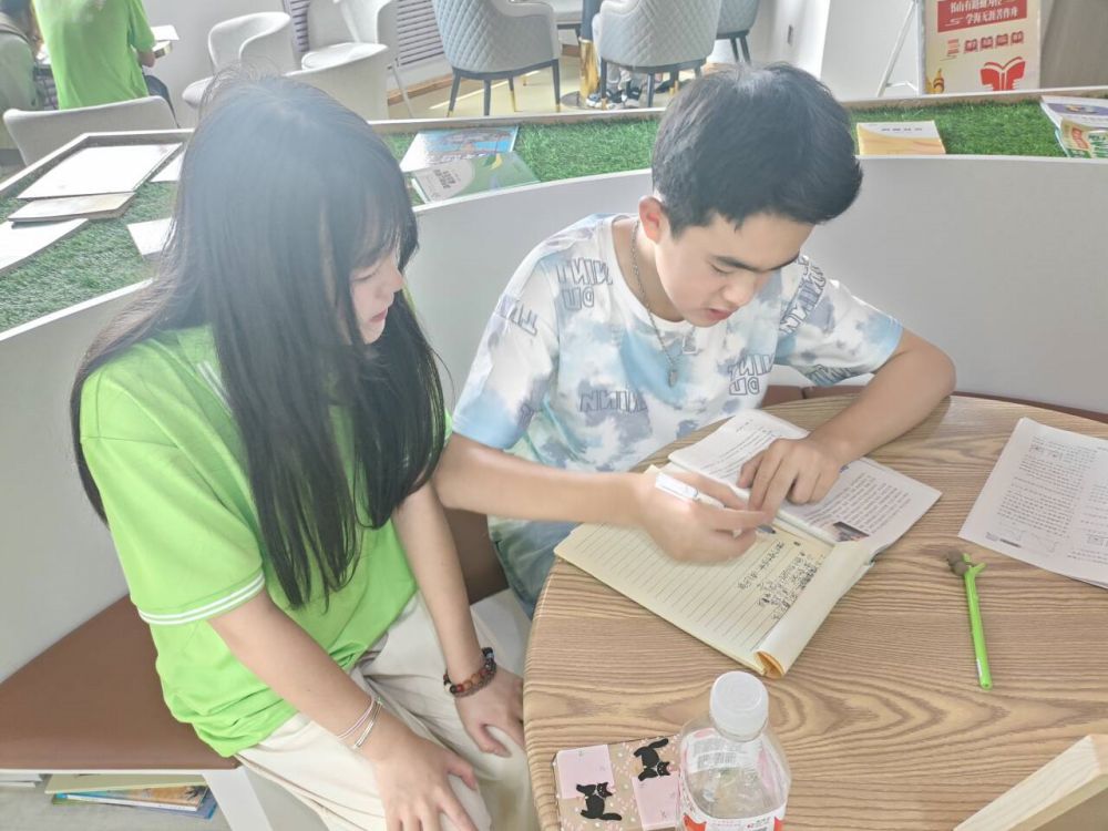 “點(diǎn)亮星光路”關(guān)愛少數(shù)民族留守兒童社會(huì)實(shí)踐隊(duì)在甘肅東鄉(xiāng)縣開展課業(yè)輔導(dǎo)