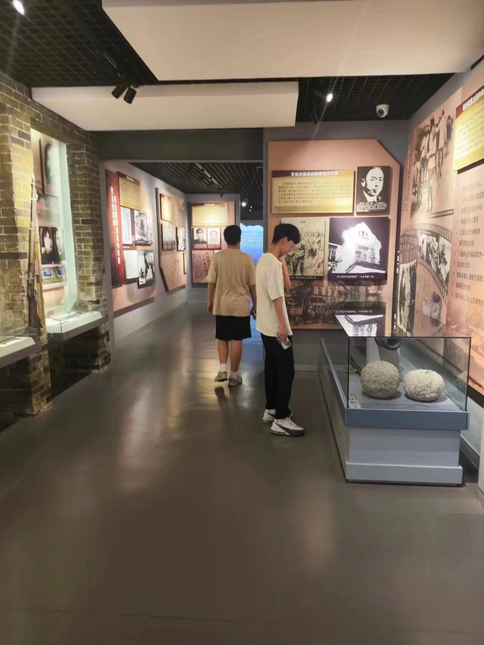 碧海揚帆壯志酬英豪 長空逐夢航程展偉圖