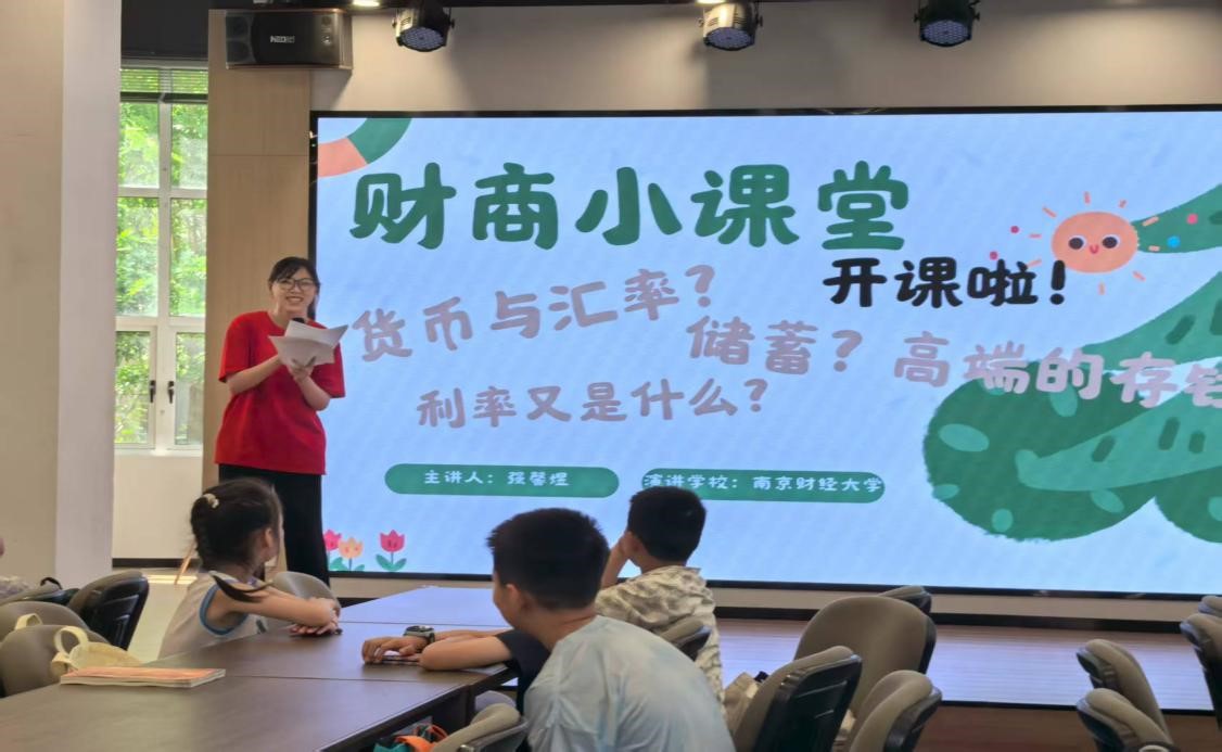 01 圖為實踐隊員正在授課。管永康 謝天緣 供圖