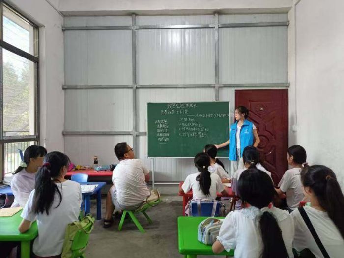 河南師范大學生命科學學院 “薪火傳新聲，青心鑄國魂”暑期 社會實踐活動—黨員青年普法宣教進社區