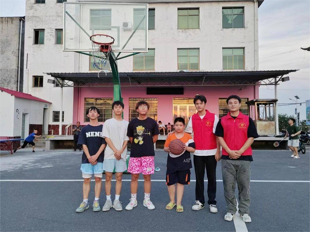 正青春，樂運動- “追逐飛翔的夢 描繪光點的影”——湘大機力院學工助理團暑期社會實踐團