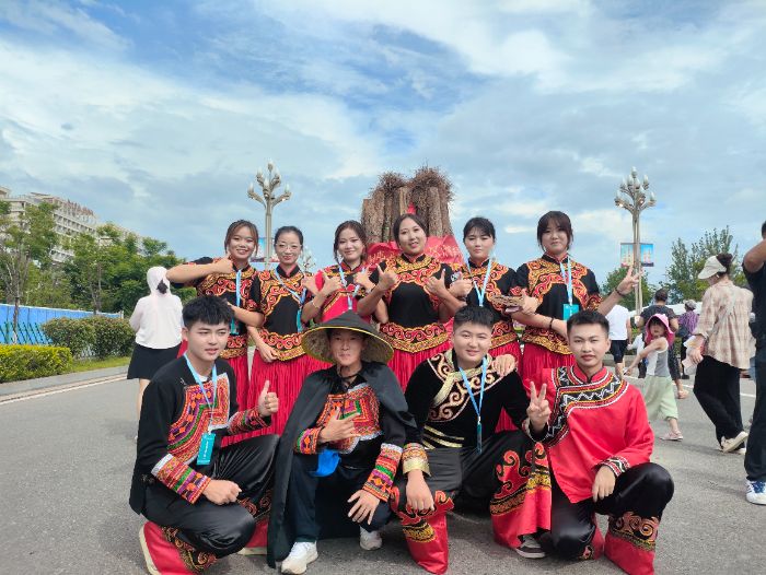 點(diǎn)亮青春，傳承彝族文化 ——“彝路火舞” 實(shí)踐隊(duì)火把節(jié)志愿服務(wù)活動(dòng)