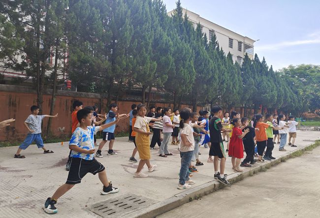同學們練習太極