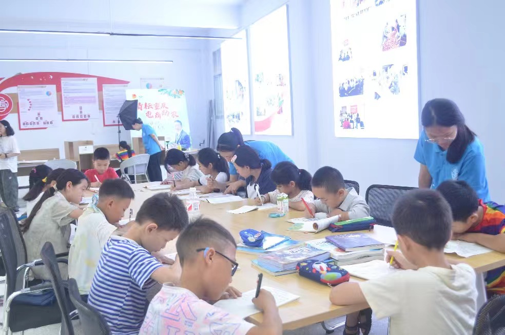 人科學子深入云陽播種教育希望