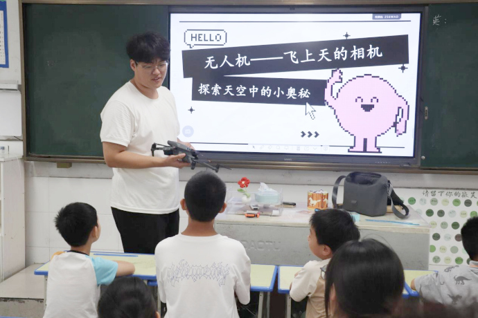 電子信息工程學院：智繪藍天 翼啟未來——無人機科普進校園