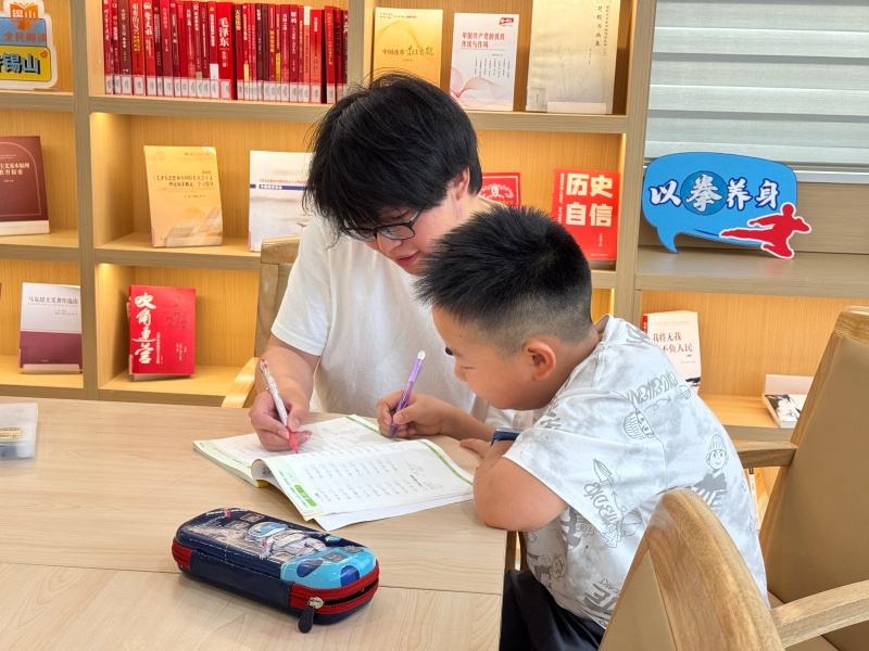 青少年與志愿者攜手共赴書香夏日之約