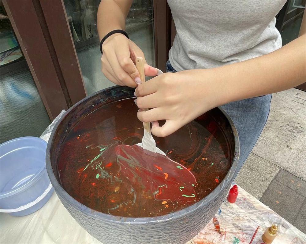 匠心獨(dú)運(yùn)，漆扇輕搖