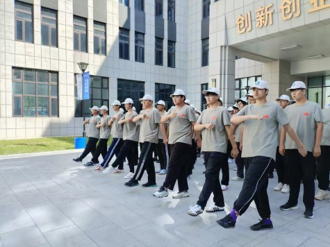 軍訓(xùn)進(jìn)行時(shí) 青春正當(dāng)燃|集合！直擊河北化院智能工程系軍訓(xùn)現(xiàn)場