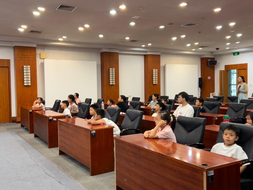 童心碰撞英語趣——南京師范大學泰州學院“紅心研墨”暑期社會實踐紀實（30