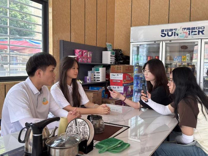 惠陽區融媒體中心專訪樓角村“鳳梨哥” 聚焦惠豐云鏈突擊隊直播助農新圖景