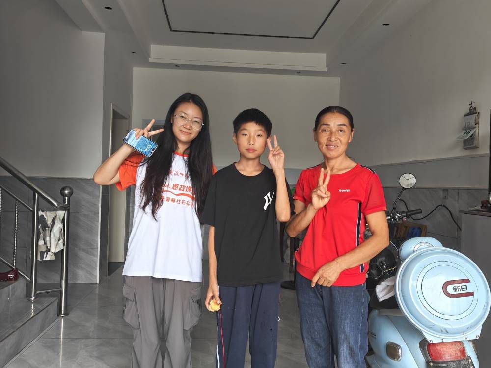 “紅燭行動(dòng)”家訪記：傳遞教育溫暖，點(diǎn)亮鄉(xiāng)村希望