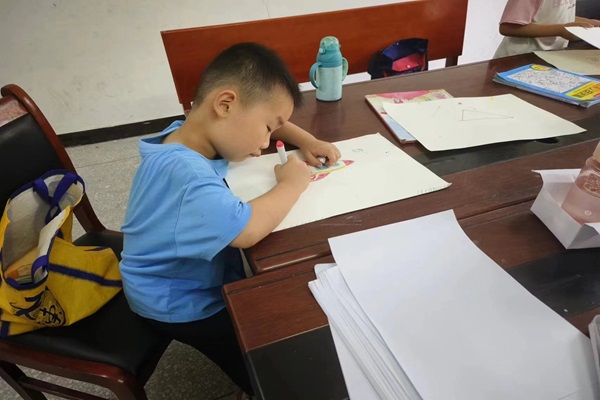 武昌理工學院“青春筑夢”通城志愿服務隊開展——用畫筆描繪心中所想心