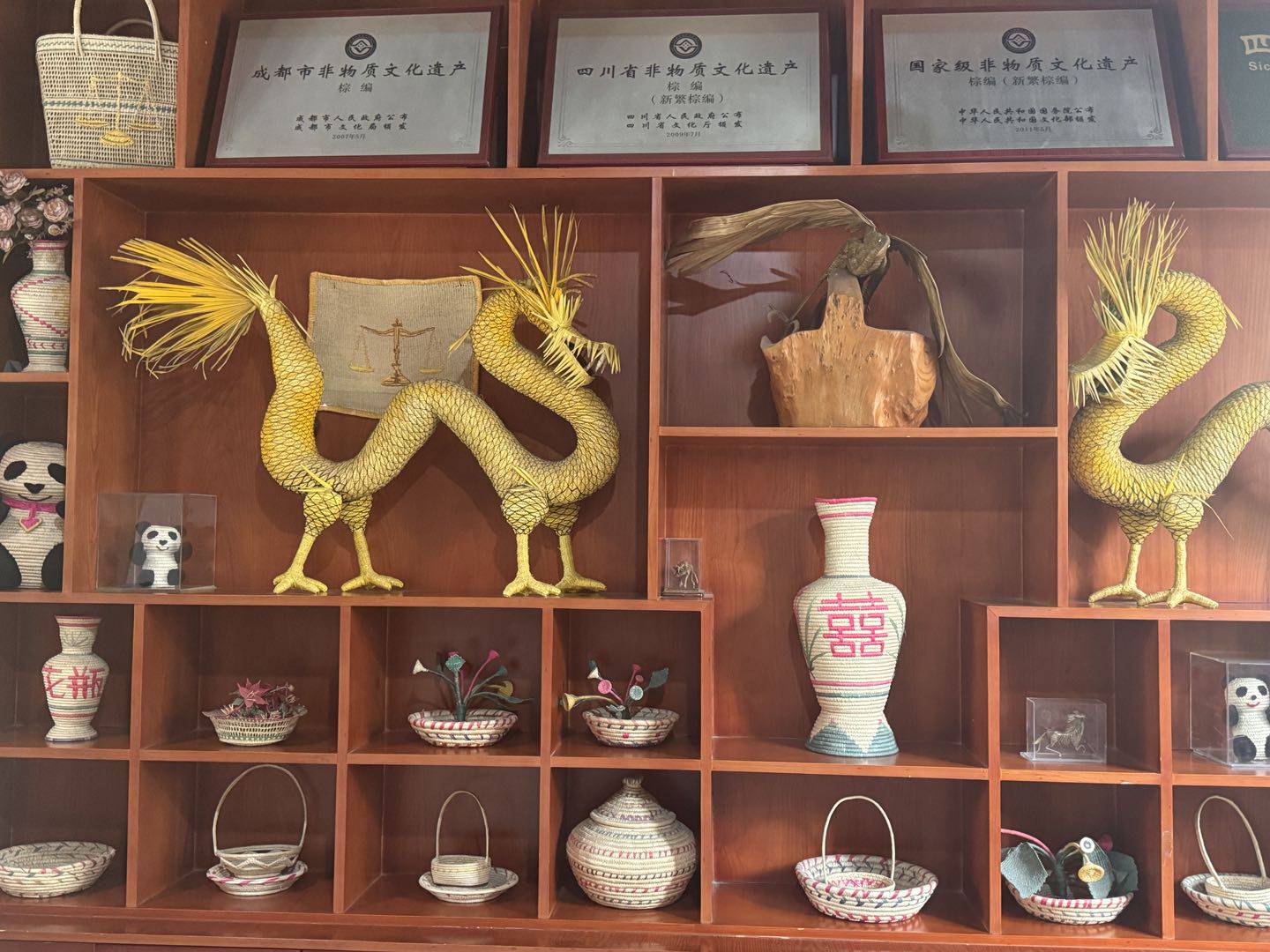 西南石油大學(xué)學(xué)子赴新都區(qū)新繁棕編文化體驗(yàn)館開展三下鄉(xiāng)實(shí)踐活動(dòng)