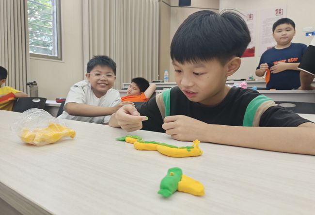 同學用粘土為龍添上龍鱗