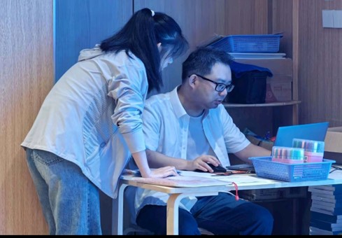 開展英語繪本閱讀實踐，以趣味教學助兒童成長——南京師范大學泰州學院“紅心研墨”暑期社會實踐紀實（9）