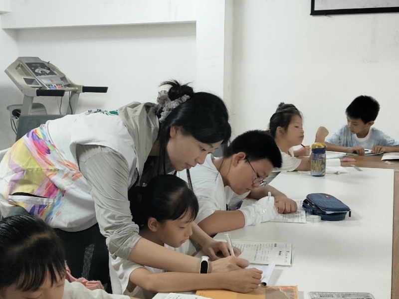 大學生志愿者愛心托管班--課業輔導暖童心，快樂學習伴成長