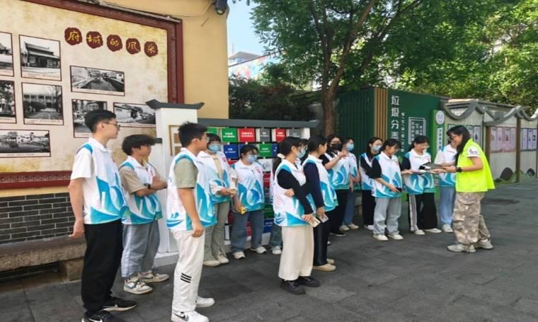 山東師范大學化學化工與材料科學學院化師本2301班舉辦貢院墻根社區垃圾分類宣傳活動
