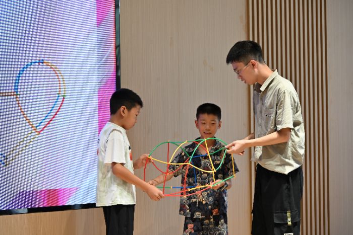 河海學子三下鄉：小手搭出大世界，童心創想新未來——小吸管搭世界手工主題