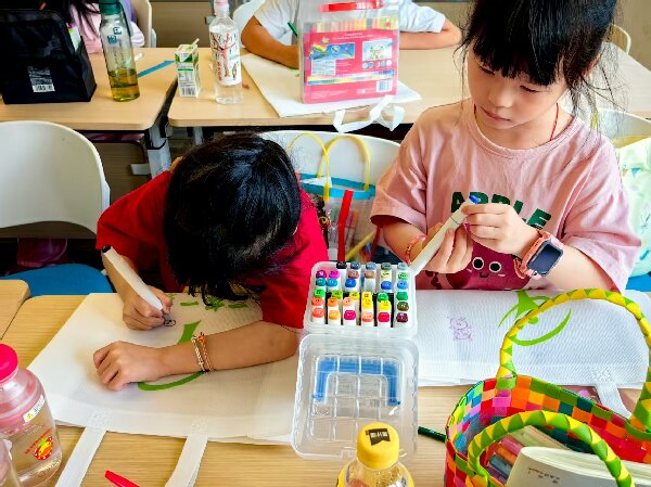 彩繪繪就綠色夢：紅心研墨團隊開展環保袋手繪創意課堂