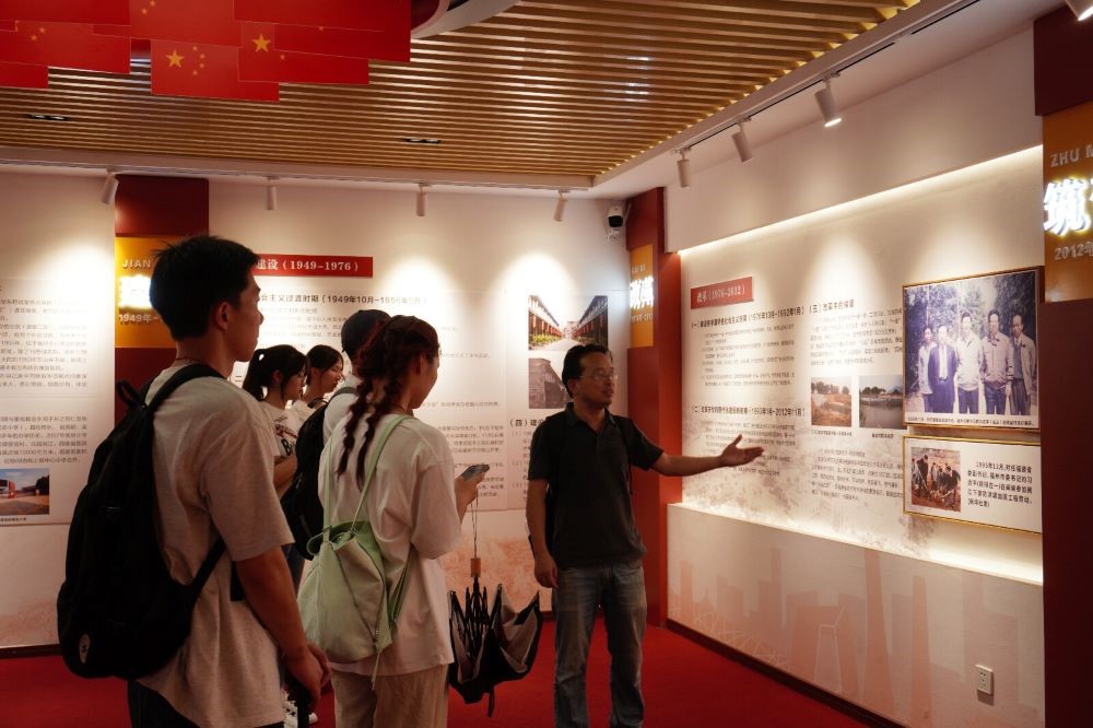 實踐隊員聽樂榮勝老師講解侯官文化