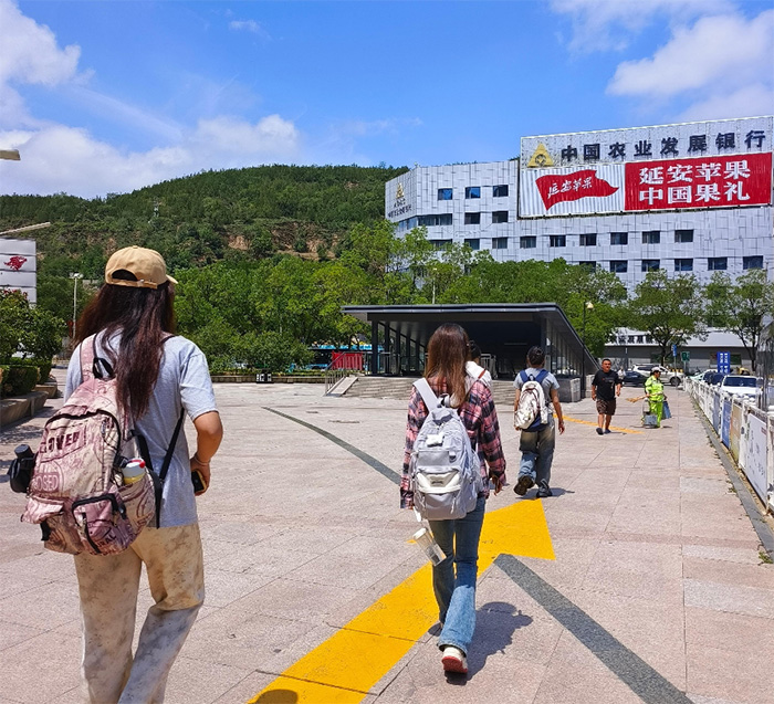 西安培華學院八名學子赴延安：在革命紀念館里 與歷史“對話”聽前輩講那過去的故事