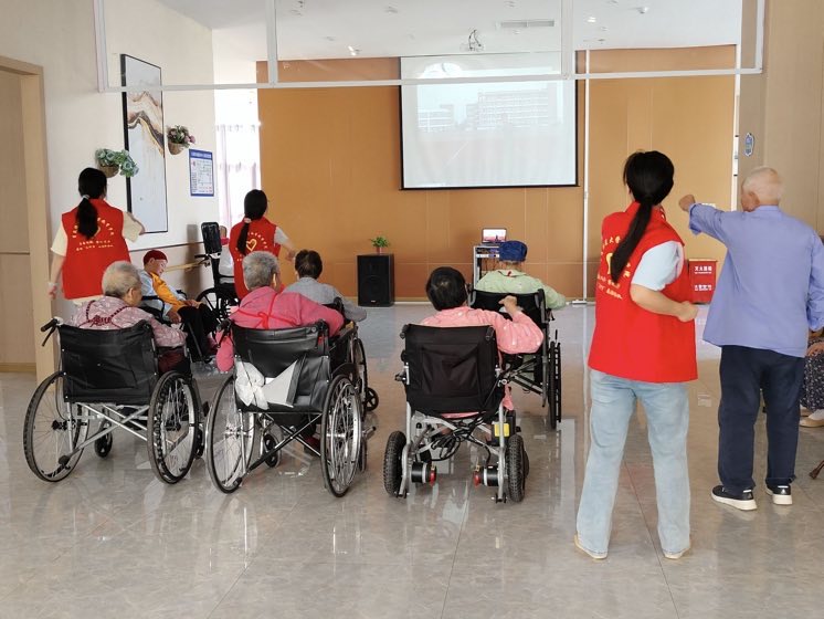 青春助力夕陽紅，關(guān)愛溫暖老人心