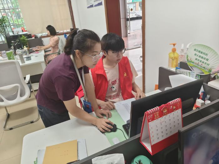 西南石油大學微光筑夢實踐隊助力渭水社區建設