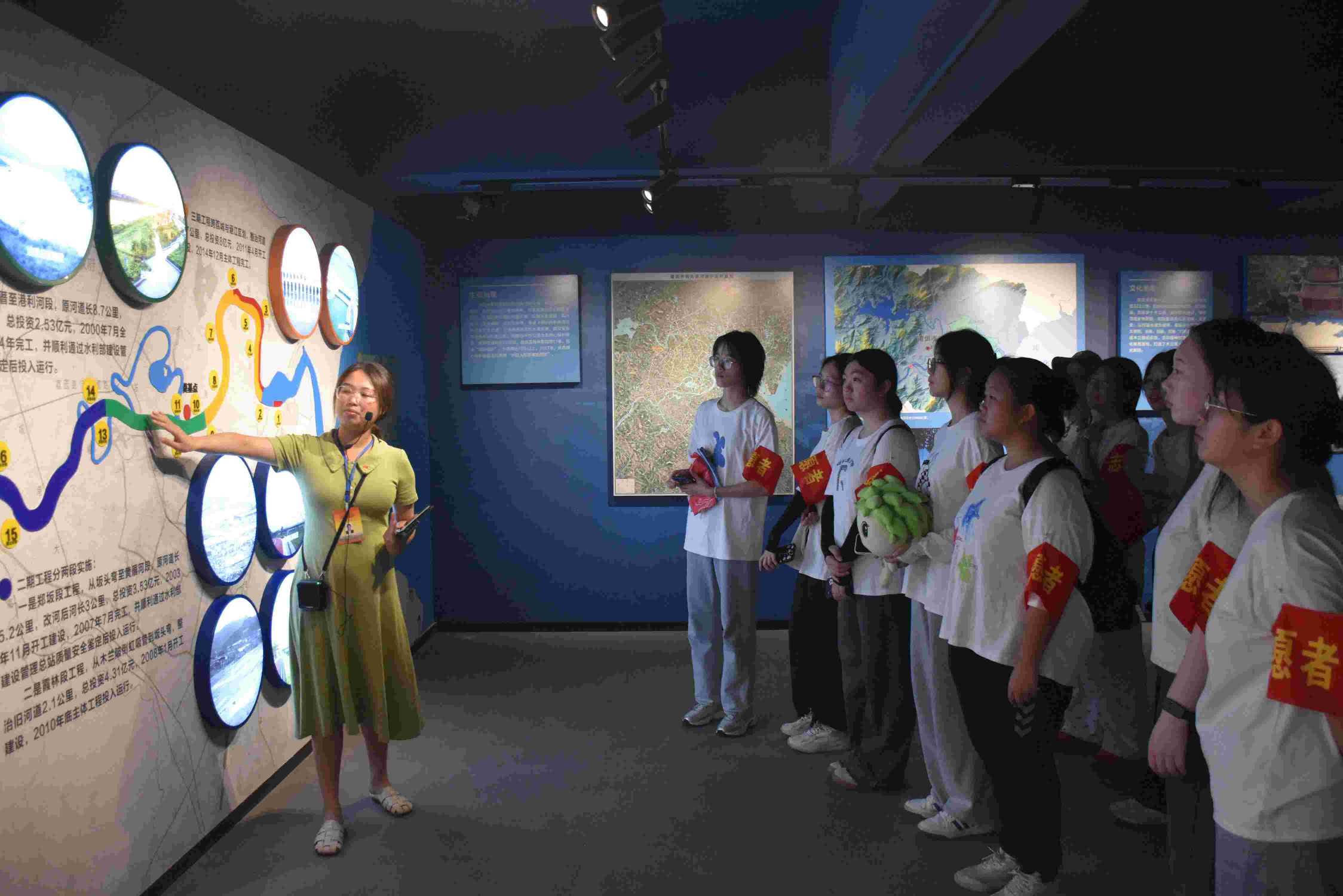 外語“河小禹”走進展館探尋木蘭溪生態蝶變歷程