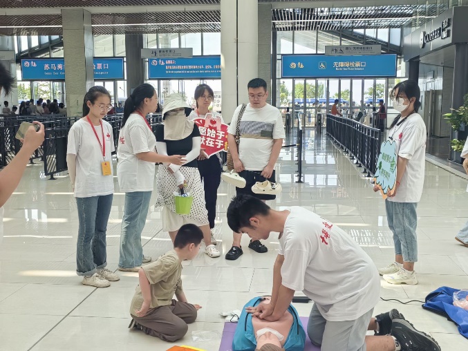“博愛青春，急救之翼”暑期社會實踐團隊進行香囊展示和急救技能現場演示