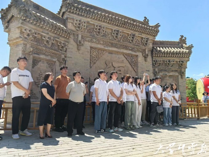 西安科技大學“挺膺擔當、能源報國”晉陜蒙能源基地實踐團的伊金霍洛旗郡王府之旅