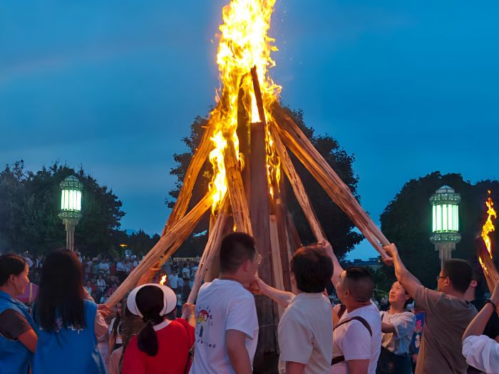 共燃火把情，支教意更濃