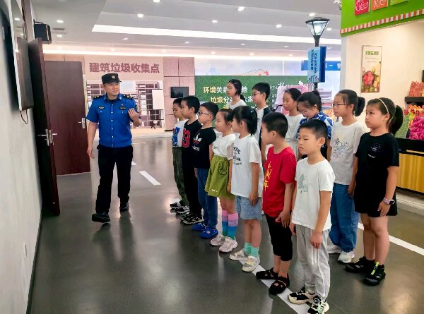  紅心研墨播撒文明種 志愿教學培育港城花