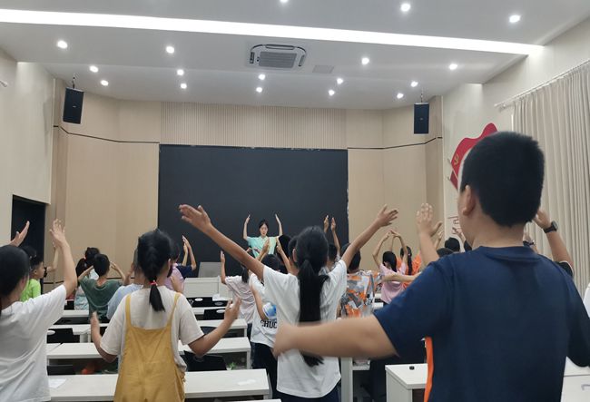 同學們學習《國家》手勢舞