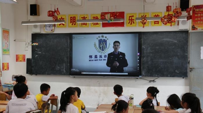 “籽籽同行”突擊隊以安全支教筑牢青少年成長防線