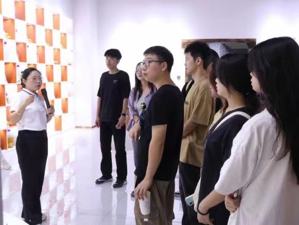 武漢東湖學院來秭調研屈原文化與柑橘文化宣傳交流